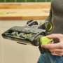 Detailaufnahme des Ryobi Akku-Staubsaugers One+ RSVS18BL-0 mit motorisierter Bürste und Schmutz.
