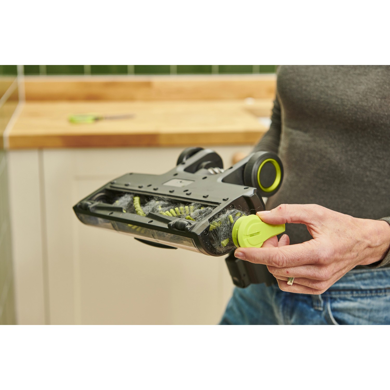 Detailaufnahme des Ryobi Akku-Staubsaugers One+ RSVS18BL-0 mit motorisierter Bürste und Schmutz.