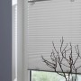 Graues Gardinia Plissee Solo, 60x130 cm, am Fenster. Blickdicht und einfach zu montieren.