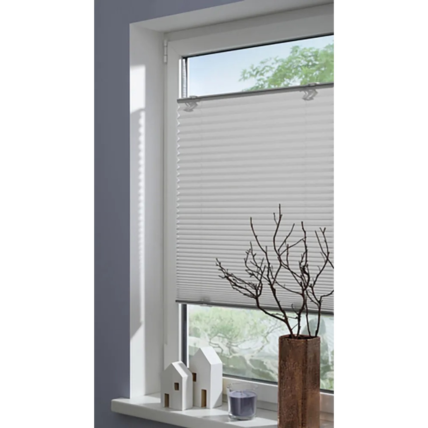 Graues Gardinia Plissee Solo, 60x130 cm, am Fenster. Blickdicht und einfach zu montieren.
