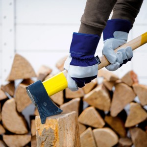 Rindspaltleder Arbeitshandschuhe (Größe 10) beim Holzhacken. Gartenbekleidung für sicheres Arbeiten.