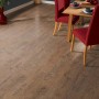 Verlegter Laminatboden Comfort Toscana Flair in Altholzstruktur, rustikale Optik im Esszimmer.