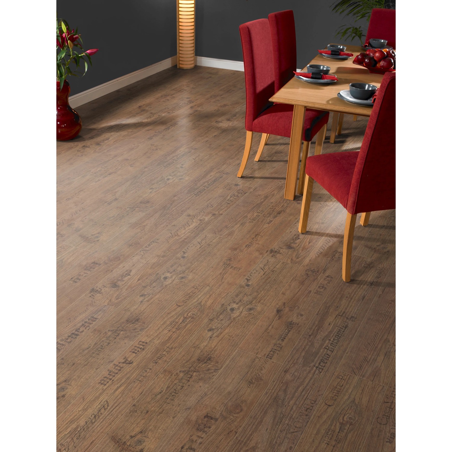 Verlegter Laminatboden Comfort Toscana Flair in Altholzstruktur, rustikale Optik im Esszimmer.