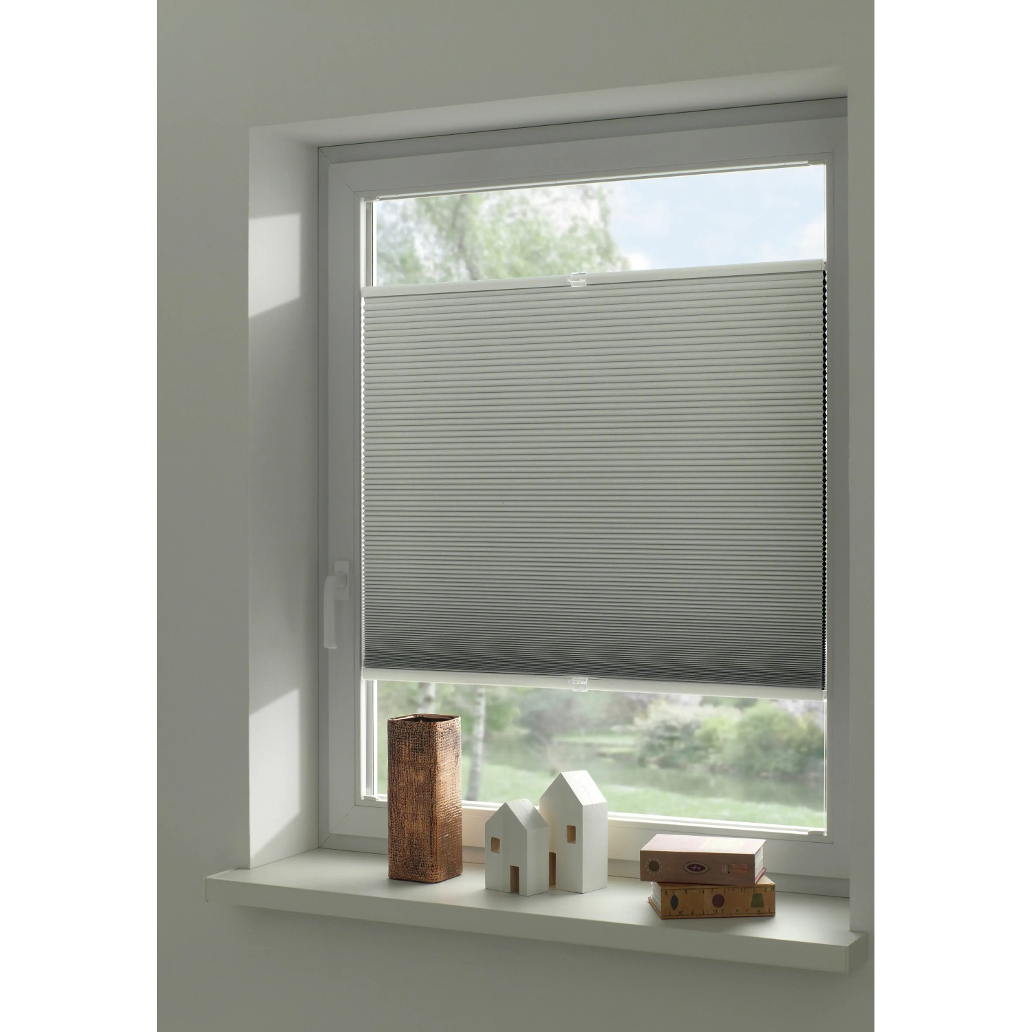 Weißes Gardinia Wabenplissee Concept Thermo zur Abdunklung am Fenster, energiesparend.