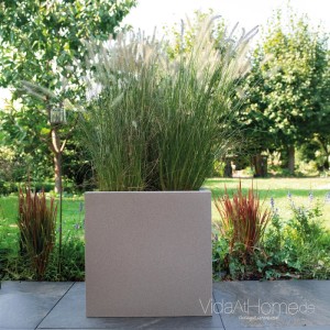 Quadratischer Pflanzkübel QUBO 60 Stone aus Kunststoff mit Ziergras auf Terrasse. Modernes Design für Garten & Balkon.