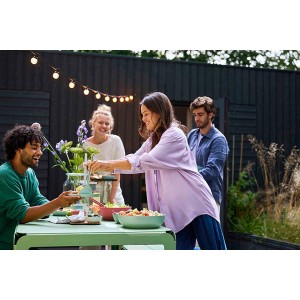 Mepal Servierschale mit Salatbesteck Nordic White im Einsatz bei Gartenparty.