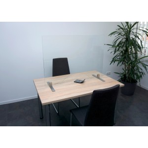 Hygiene Schutzglas 100x70 cm mit Durchreiche und Edelstahlfüßen auf Tisch mit Bürostühlen.