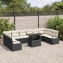 Schwarzes 11-teiliges Garten-Sofa-Set aus Poly Rattan mit Tisch und cremefarbenen Kissen.