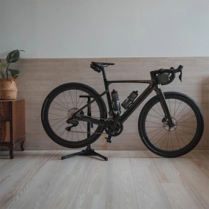 Topeak Standpumpe Transformer Urban EX, schwarzer Ständer hält Fahrrad zur Wartung. Ideal für Fahrradpflege.