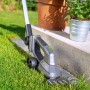 LUX Akku-Gras- und Strauchschere mit Teleskopstiel im Einsatz zur Rasenpflege.