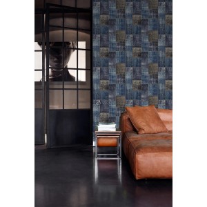 Vliestapete mit Kelim-Patchwork-Muster in Taupe und Blau. Ideal für stilvolle Wandgestaltung und Dekoration.