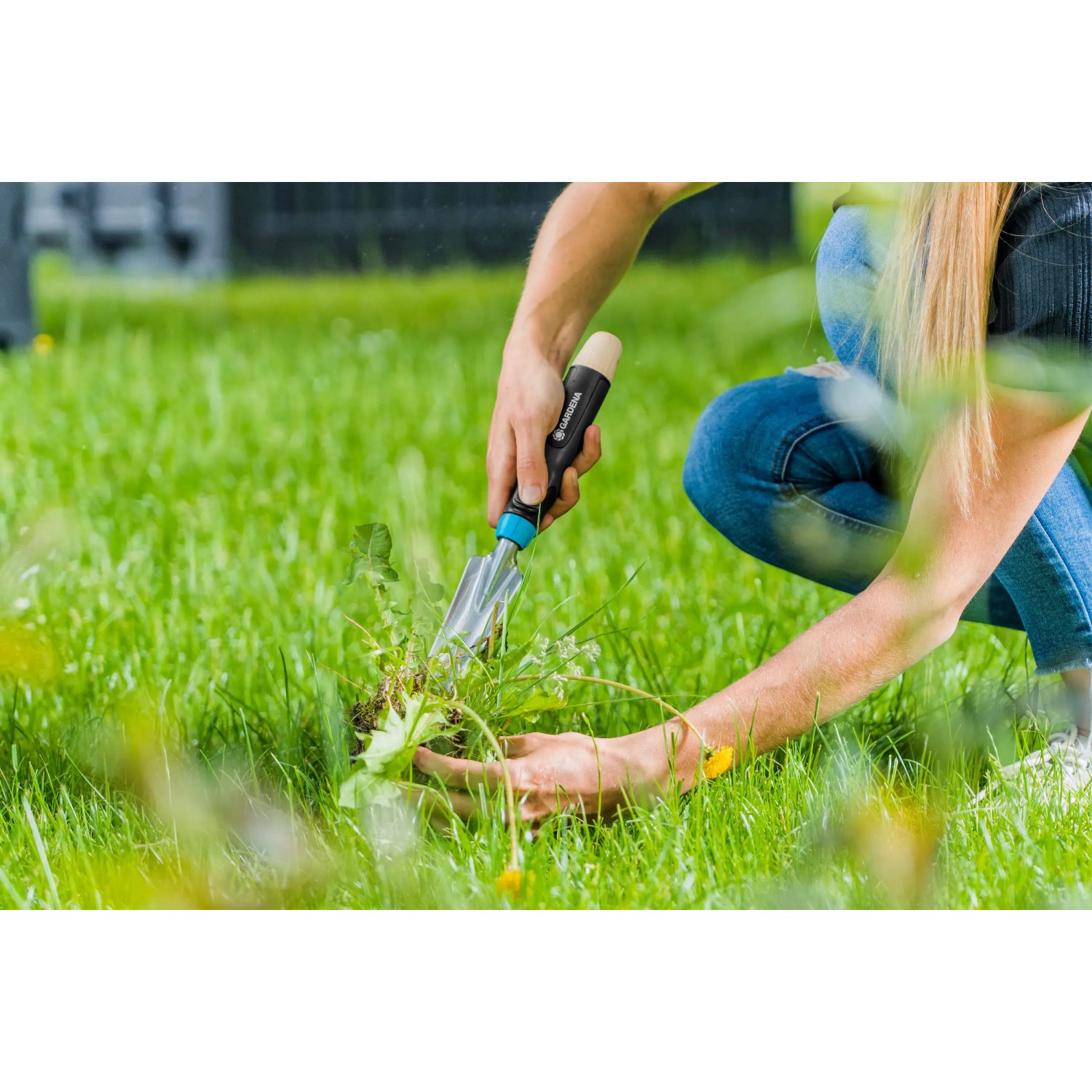 GARDENA EcoLine Unkrautstecher im Einsatz zum Entfernen von Unkraut im Garten.