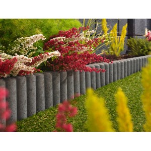 Anthrazit Rundpalisaden-Randstein (50x25x6 cm) als Beeteinfassung im Garten.