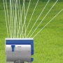 LUX Viereckregner beim Bewässern eines Rasens. Gartenregner mit Wasserstrahlen.