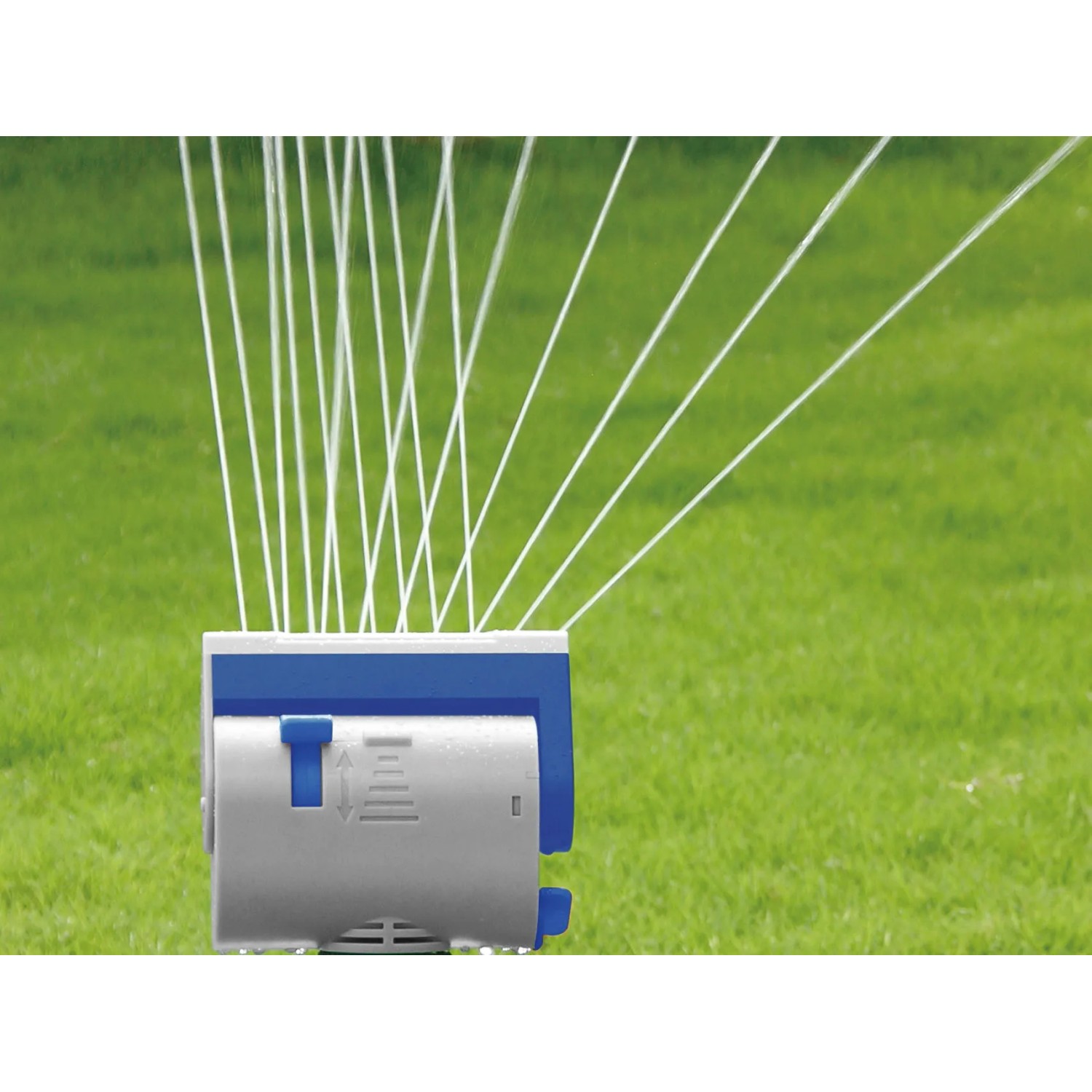 LUX Viereckregner beim Bewässern eines Rasens. Gartenregner mit Wasserstrahlen.