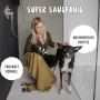 Frau trocknet Hund mit grünem Rudelkönig Bademantel aus Baumwollfrottee.
