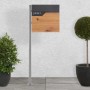 Moderner Standbriefkasten in Anthrazit-Holzoptik mit Zeitungsfach und silbernem Pfosten.