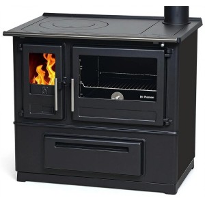 Schwarzer Plamen Küchenofen Slavonac (rechte Version, 8 kW) mit Brot im Backfach und Feuer im Brennraum.