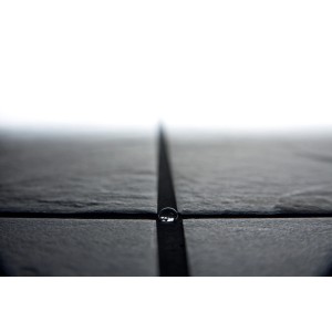 Detailaufnahme: Jurabeige Fliesen mit PCI Flexfugenmörtel Nanofug Premium und Wassertropfen.