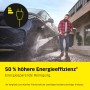 Mann reinigt Auto mit Kärcher eco!Booster 145 Strahlrohr für Kärcher Hochdruckreiniger K5.