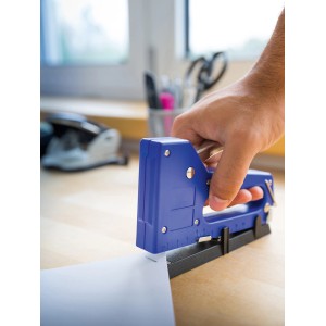 Blauer LUX Kombitacker Classic beim Tackern von Papier, geeignet für Stoff, Holz und Pappe.