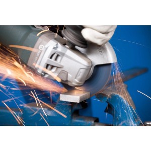 Pferd Trennscheibe PSF E Duo Steelox 125 mm im Einsatz mit Winkelschleifer, Funkenflug.