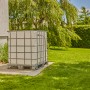 Gardena Einsteck-Tankverbinder an Regentonne im Garten installiert.