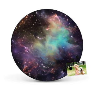 Runde, schwarze Magnettafel (47cm) mit Weltall-Motiv. Inklusive Foto als Beispiel.