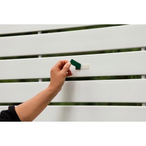 Anwendung Tesa Powerbond Montageband Outdoor (1,5m x 19mm) auf weißem Zaun.