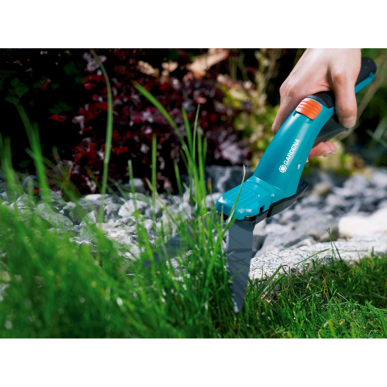 Gardena Comfort Grasschere in Aktion: Rasenkantenschnitt für einen gepflegten Garten.