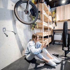 Klappbare Relaxdays Fahrrad Wandhalterung aus Stahl in Schwarz/Silber mit Fahrrad an der Wand.