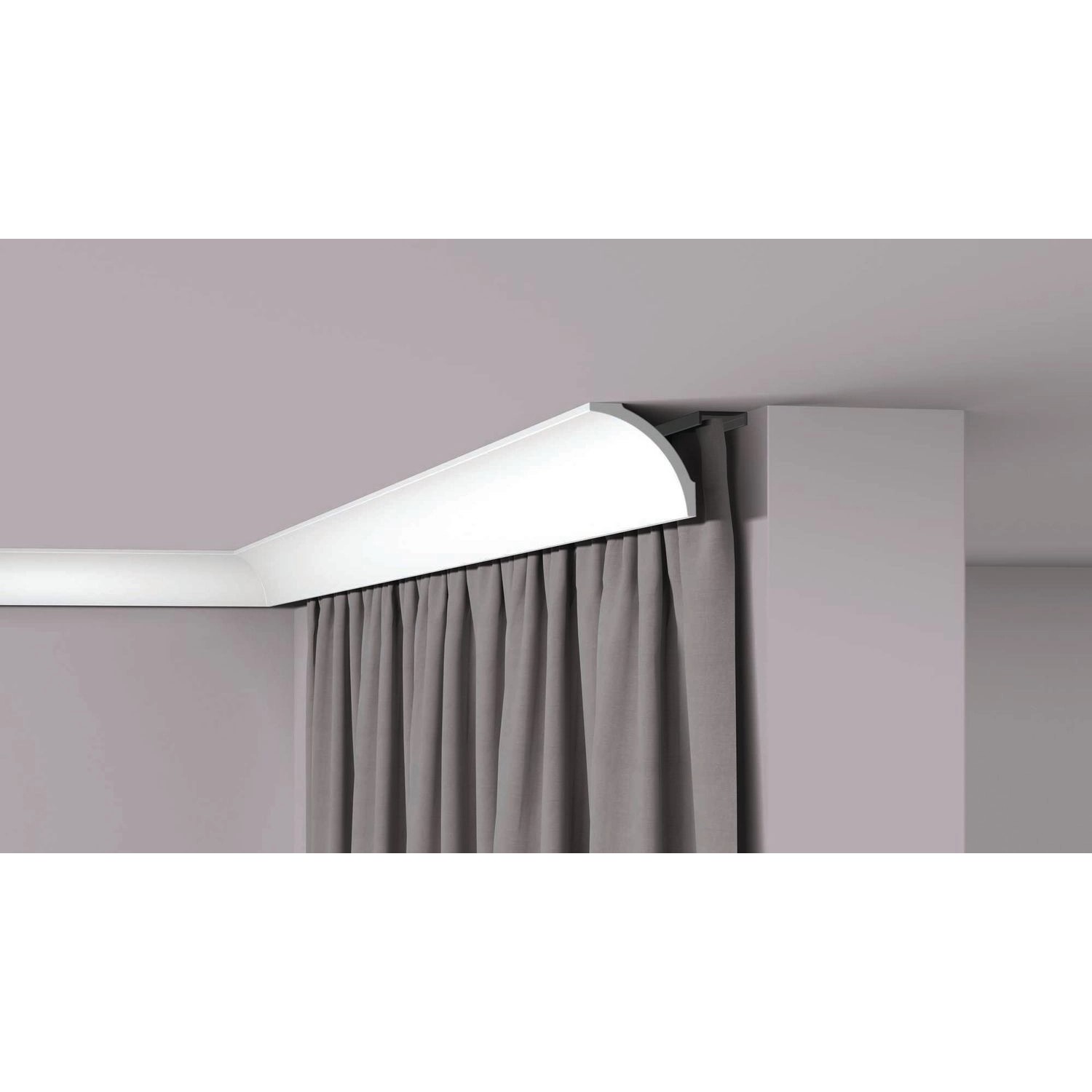 Weiße NOEL & MARQUET NMC B8-Box Eckleisten (56m) im Raum, montiert über Gardinen.