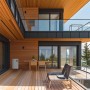 Haier Gloria HPS-2.5-800 Energiespeicher für Balkonkraftwerk auf Holzterrasse vor modernem Haus.