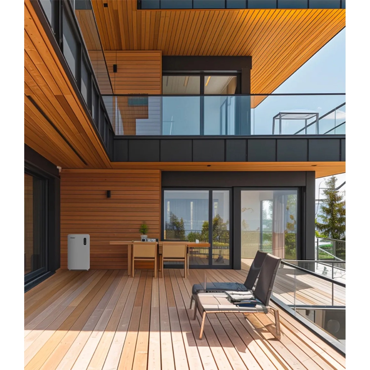 Haier Gloria HPS-2.5-800 Energiespeicher für Balkonkraftwerk auf Holzterrasse vor modernem Haus.