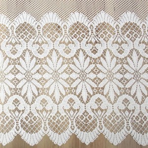 Weiße Arsvita Bistrogardine Ida mit Jacquard-Muster und Stangendurchzug, Detailansicht.