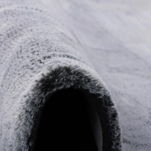 Detailaufnahme: Runder, grau melierter Fellteppich "Pergamon Luxus Super Soft Plush", 120x120cm.