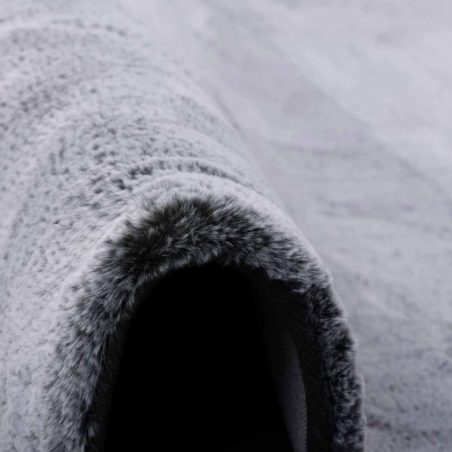 Detailaufnahme: Runder, grau melierter Fellteppich "Pergamon Luxus Super Soft Plush", 120x120cm.