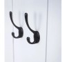 Detailaufnahme: Weiße MCW Wandgarderobe H33 mit zwei montierten, dunklen Metallhaken.