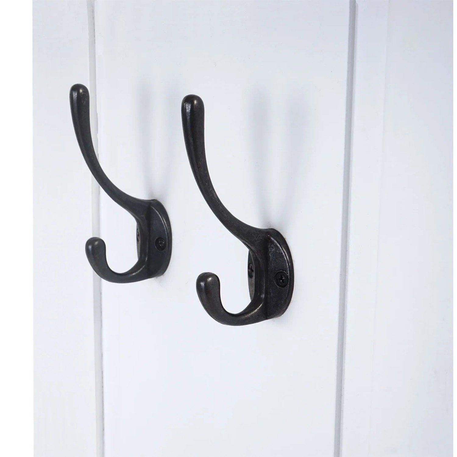 Detailaufnahme: Weiße MCW Wandgarderobe H33 mit zwei montierten, dunklen Metallhaken.