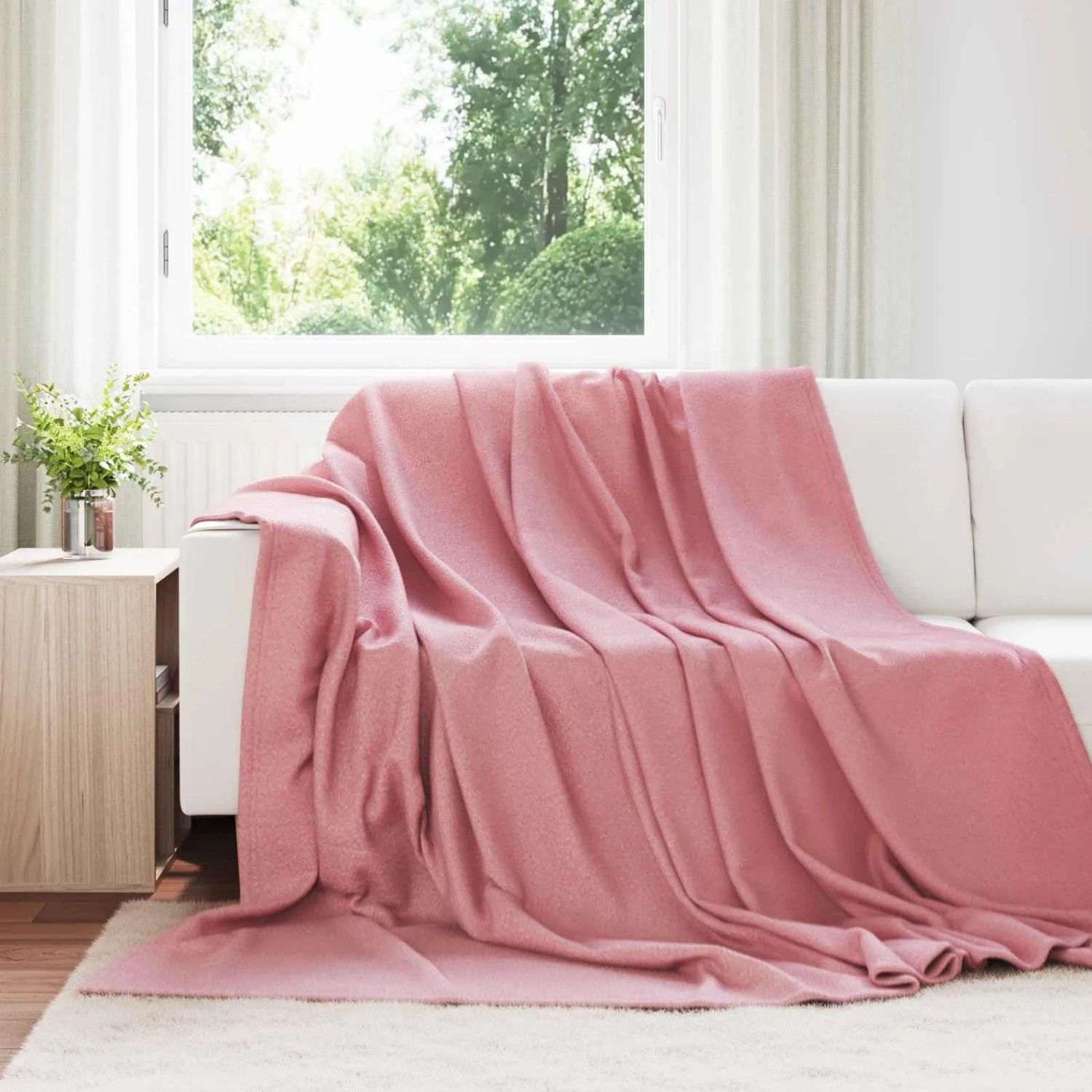 Rosa vidaXL Überwurfdecke aus Fleece (240x220cm) auf einem Sofa im Wohnzimmer.