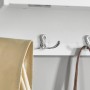 Detailaufnahme: Weiße SoBuy Wandgarderobe mit Chromhaken und teilweise sichtbarer Jacke.
