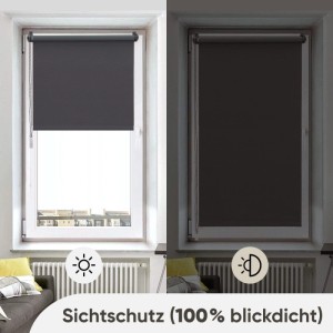 Graues Seitenzugrollo von Sekey zur Verdunkelung am Fenster, mit Kettenzug.