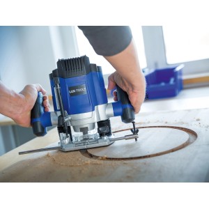 LUX Oberfräse OF-1200 A beim Fräsen eines Kreises in Holz. Hobel und Fräsen für präzise Holzarbeiten.