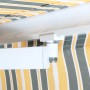 Detailaufnahme: Grau-gelb gestreifte MCW Alu-Markise, 2,5x2m, mit weißer Halterung.