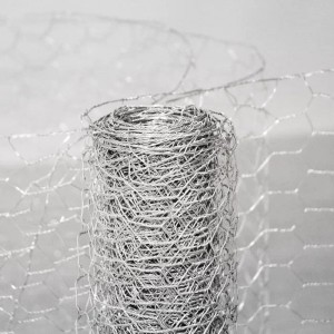 Aufgerollter, verzinkter Karat Drahtzaun mit sechseckigem Geflecht, Maschenweite 25mm.