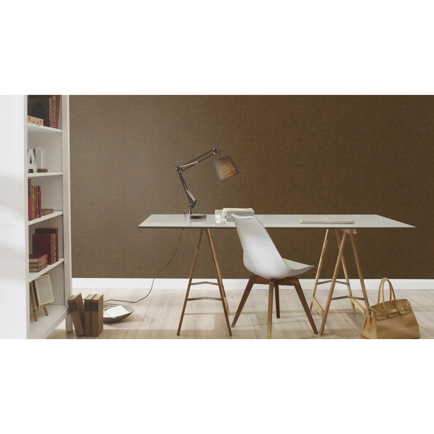 Rasch Vliestapete Factory IV, Uni Rostbraun, im Arbeitszimmer mit Schreibtisch und Regal.