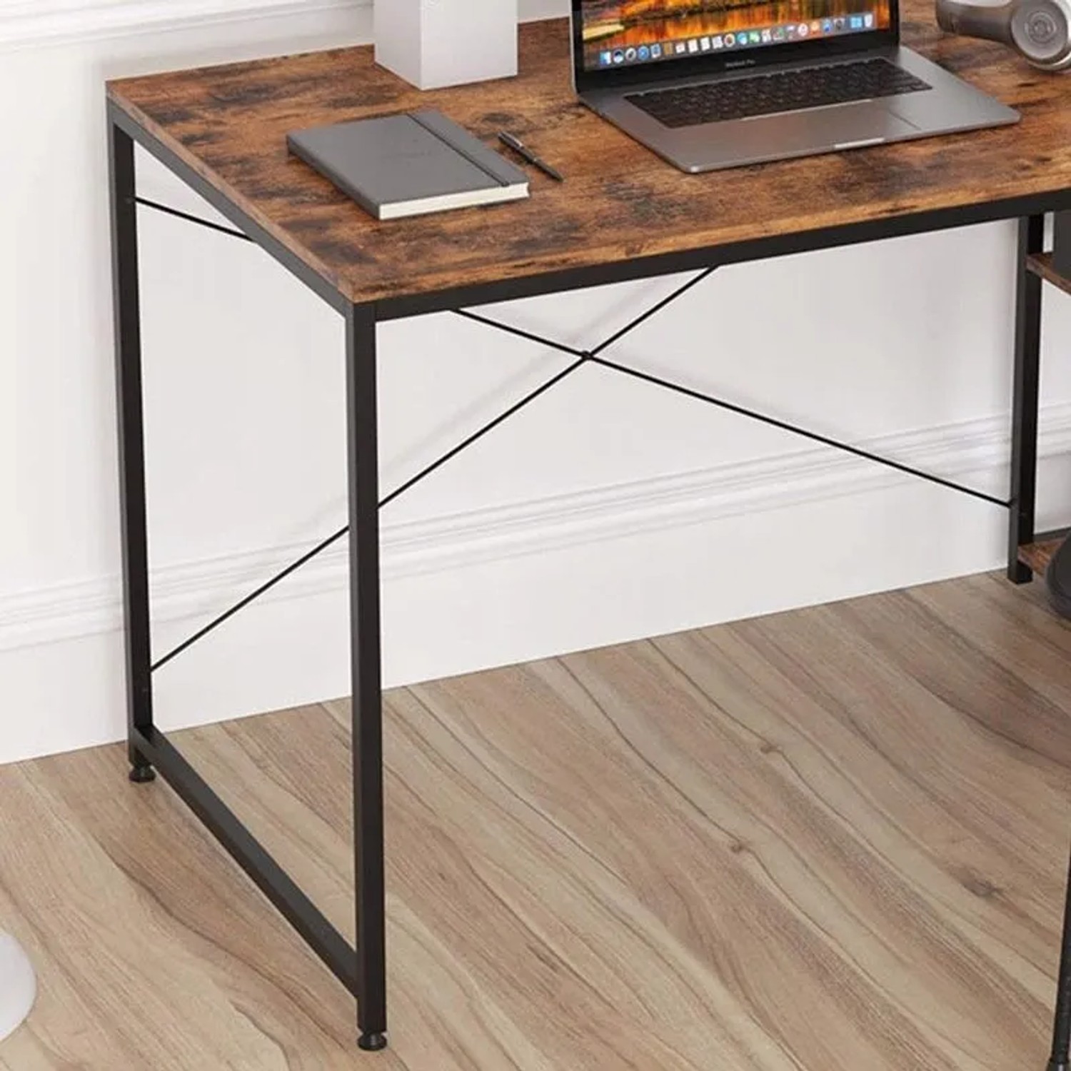 Industrieller Schreibtisch mit rustikaler Holzoptik, schwarzem Metallgestell und X-Streben. Robustes Loft-Design.