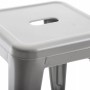Silberner Metallhocker Armin mit quadratischer Sitzfläche und rechteckigem Griff, stapelbar.