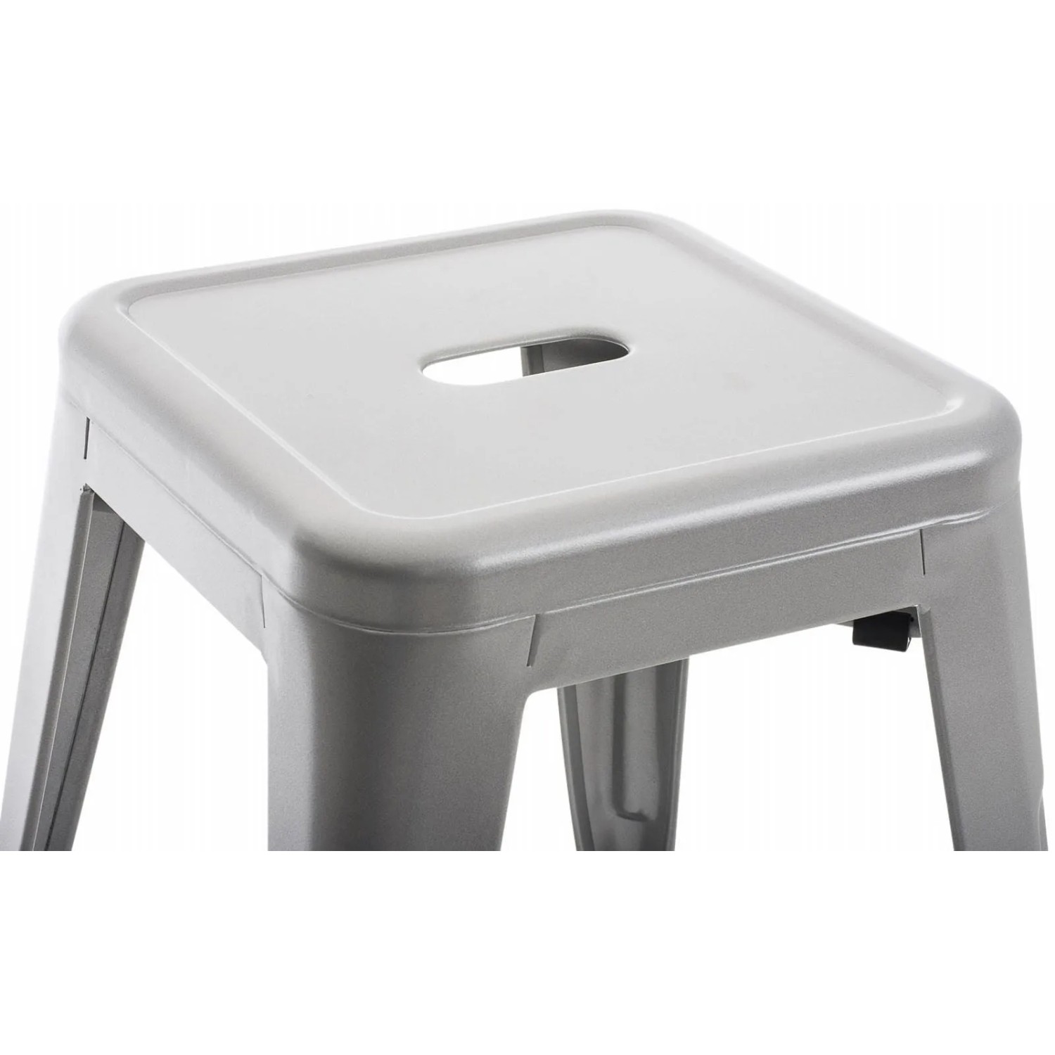 Silberner Metallhocker Armin mit quadratischer Sitzfläche und rechteckigem Griff, stapelbar.