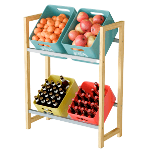 Björn&Schiller Getränkekistenregal aus Bambus und Metall mit vier Kisten, gefüllt mit Obst und Getränkeflaschen.